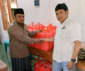 BERBAGI : Tim BRI Depok, Tommy (kemeja putih) bersama DKM Masjid Al Ikhlas Polresta Metro Depok saat menggelar Jumat Berkah