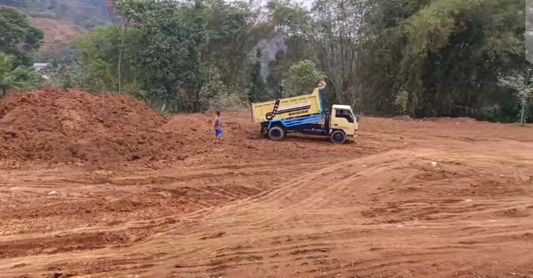 Pekerja Sentul City mendirikan bedeng bangunan untuk para pekerja di lahan milik Palem Boko tanpa izin. FOTO: IST